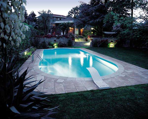 Luci per piscina: l’illuminazione per rendere ancora più speciale la nostra oasi