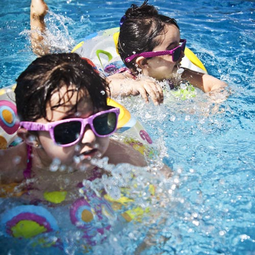 Sicurezza in piscina: i consigli per godersi solo il bello del nuoto
